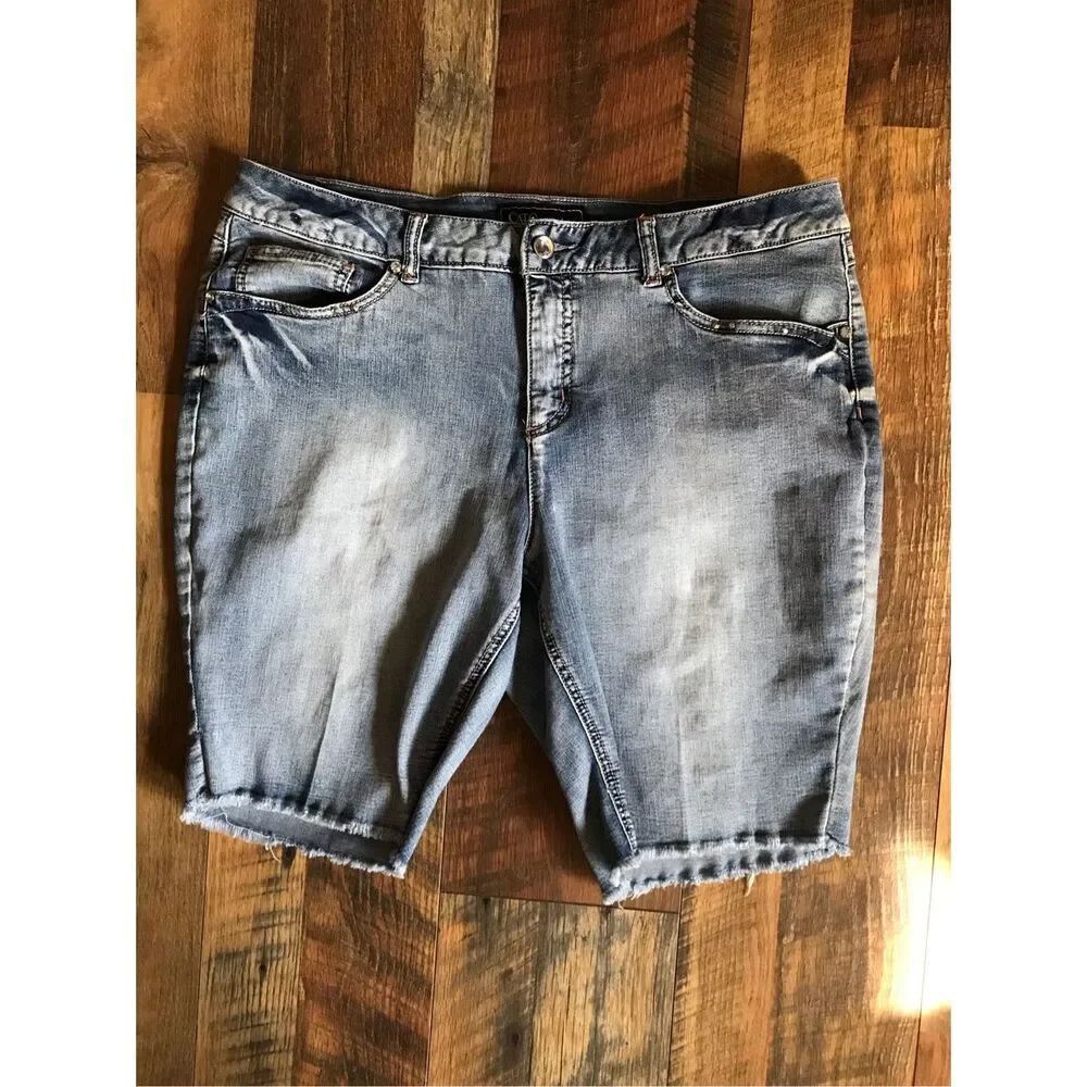Cato women’s plus Size 16W jean denim Bermuda shorts floral embellished